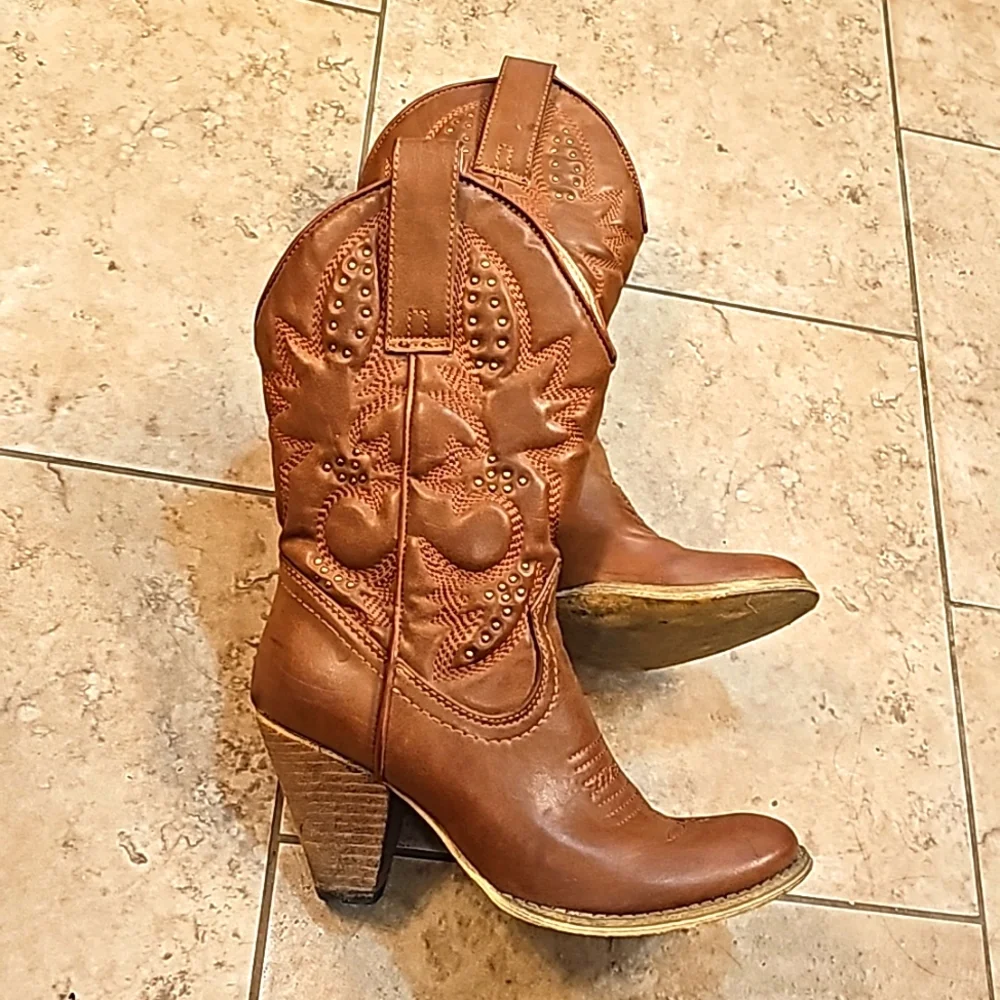 Boots - Picture 2 of 3